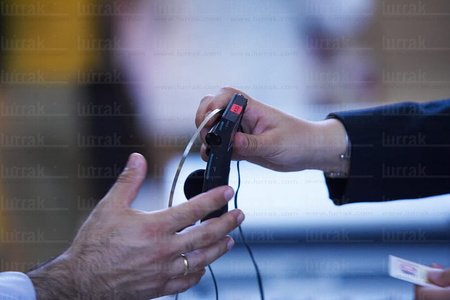 03896-Reparto-Auriculares-Congreso-San-Sebastián