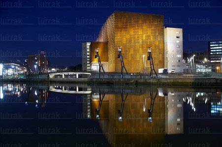 04088-Palacio-Euskalduna-Reflejado-Ría-Bilbao-Bizkaia-Euskadi