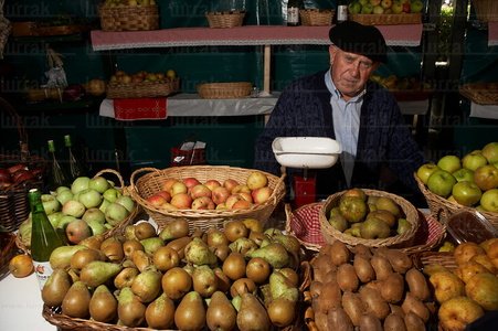 04122-Casero-Puesto-Frutas-Feria-Gernika-Bizkaia-Euskadi