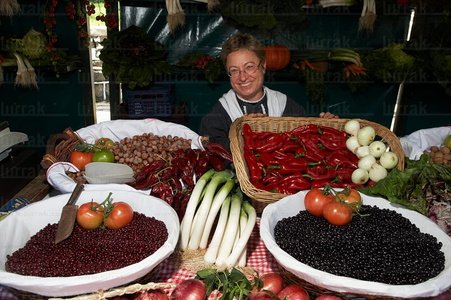 04130-Casera-Puesto-Alubias-Hortalizas-Feria-Gernika-Bizkaia-Eus