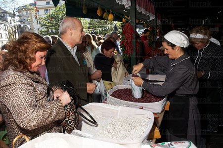 04137-Vendiendo-Alubias-Feria-Gernika-Bizkaia-Euskadi