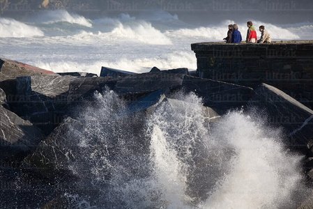 04639-Olas-Rompiendo-Espigón-Zurriola-Donostia-Euskadi
