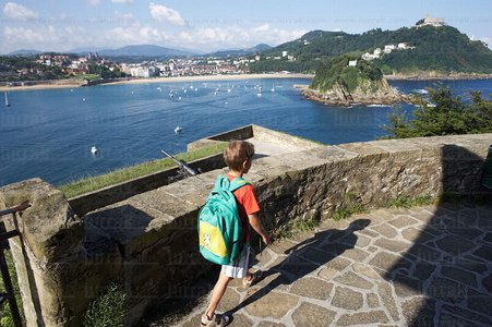 04797-Chaval-Bahía-La-Concha-Donostia-Gipuzkoa-Euskadi