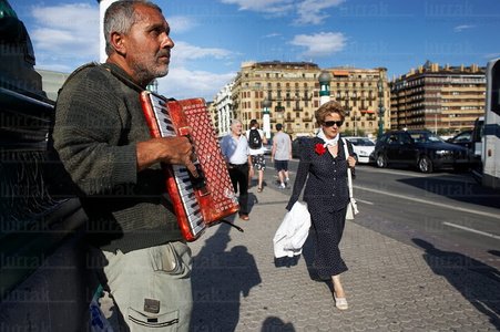 04900-Mujer-Acordeonista-San-Sebastián-Gipuzkoa-Euskadi