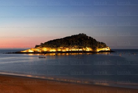04930-Anochece. Isla de Santa Clara. Bahía de La Concha. San Se