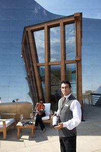 05031-Camarero. Terraza. Bodegas Marqués de Riscal. Elciego, Al