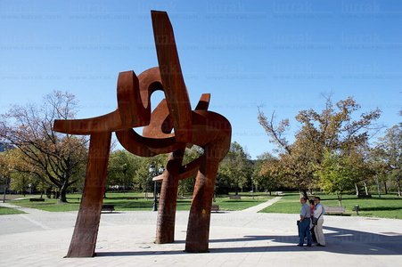 05042-Escultura 'Guk' de Angel Camino en el parque Juan de Urrut