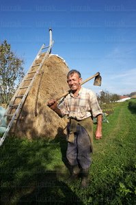 05356-Casero con la azada. Caserío Larre. Billabona, Gipuzkoa, 