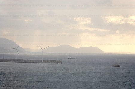 05541-Parque eólico en el superpuerto Santurtzi, Bizkaia, Euska