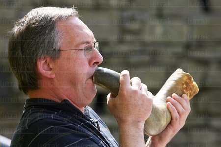 05688-Tocando el cuerno. Hendaya, Lapurdi, Francia