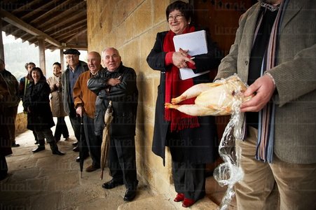 06086 -Tradiciones vascas. Subasta de alimentos bendecidos. Gara