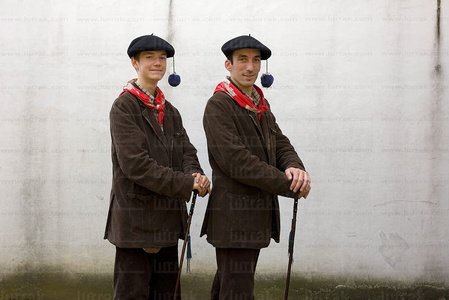 06194-Personajes del carnaval vasco: Kestuak. Mascarada de Maule