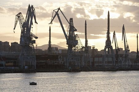 06318-Paisaje industrial con grúas en la ria de Bilbao. Erandio