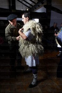 06380-Joaldunak se viste en los Carnavales de Ituren. Navarra