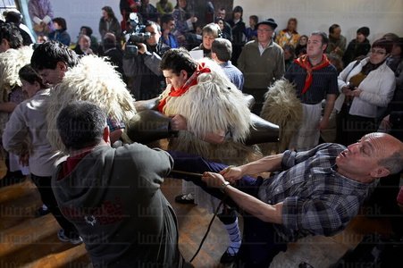 06384-Zanpatzar vistiéndose. Carnavales de Ituren. Navarra