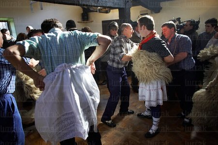 06385-Zanpantzar disfraz·ndose. Carnavales de Ituren. Navarra