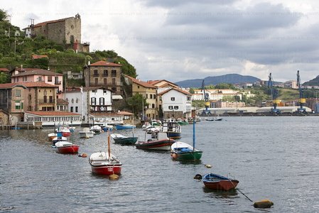 07046-Botes. Río Oiartzun. Pasajes San Juan. Gipuzkoa, Euskadi