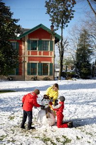 07128-Haciendo un Muñeco de Nieve en San Sebastián, Gipuzkoa, 