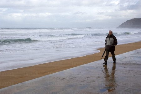 07193-Hombre pasea por el malecón de la playa    . Zarautz, Gip