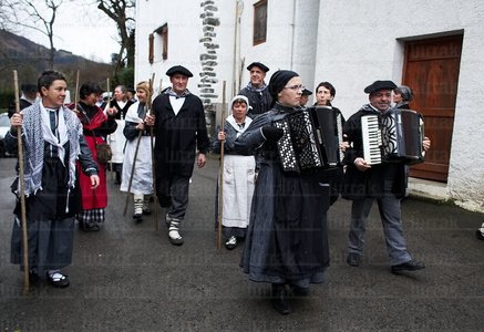 07248-Tradiciones vascas. Coros de Santa Agueda. Tolosa, Gipuzko