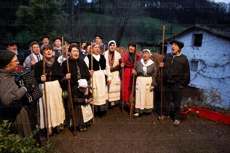 07256-Tradiciones vascas. Coros de Santa Ageda. Tolosa, Gipuzkoa
