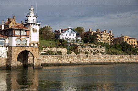 07582-Faro de Arriluce en Algorta.  Getxo, Bizkaia, Euskadi