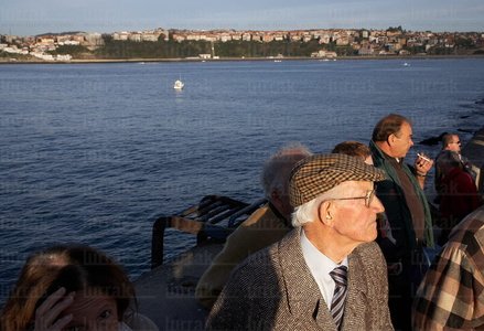 07591-Gente en el Muelle de Arriluce. Getxo, Bizkaia, Euskadi