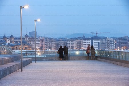 08190-Gente contempla la ciudad. Plaza Jacques Cousteau. San Seb