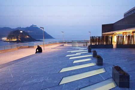 08193-Plaza Jacques Cousteau y hombre sentado al fondo. San Seba