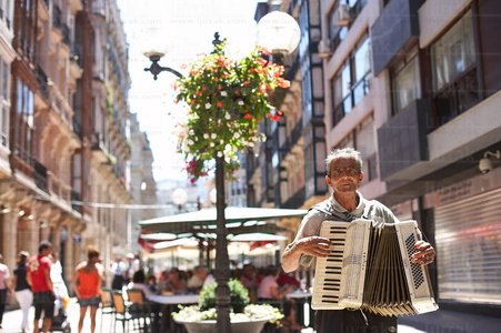 08205-Acrodeonista. Bilbao, Bizkaia, Euskadi