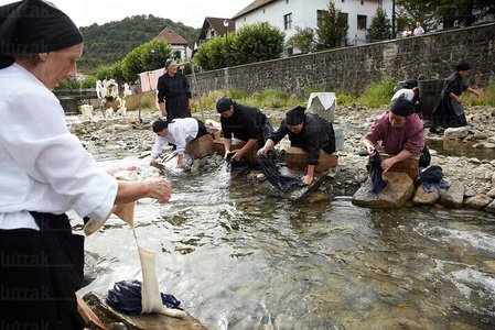 08776-Lavando en el río. Ohripean, Ochagavía, Navarra
