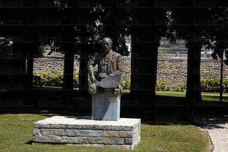 08867-Escultura del pintor Fernando de Amarica, Vitoria, Alava, 