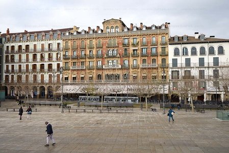 025MDR_0049-Edificios-Plaza-Castillo-Pamplona-Navarra