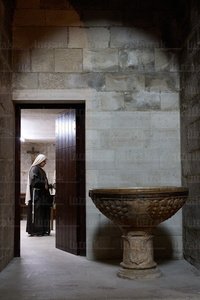 025MDR_0154-Monja-Baptisterio-Catedral-Tudela-Navarra